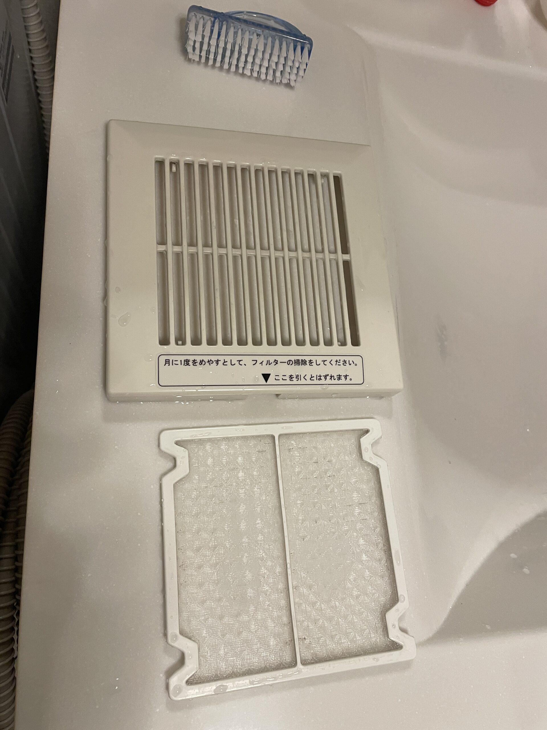 洗面室の換気扇フィルター掃除後。白くきれいになった状態