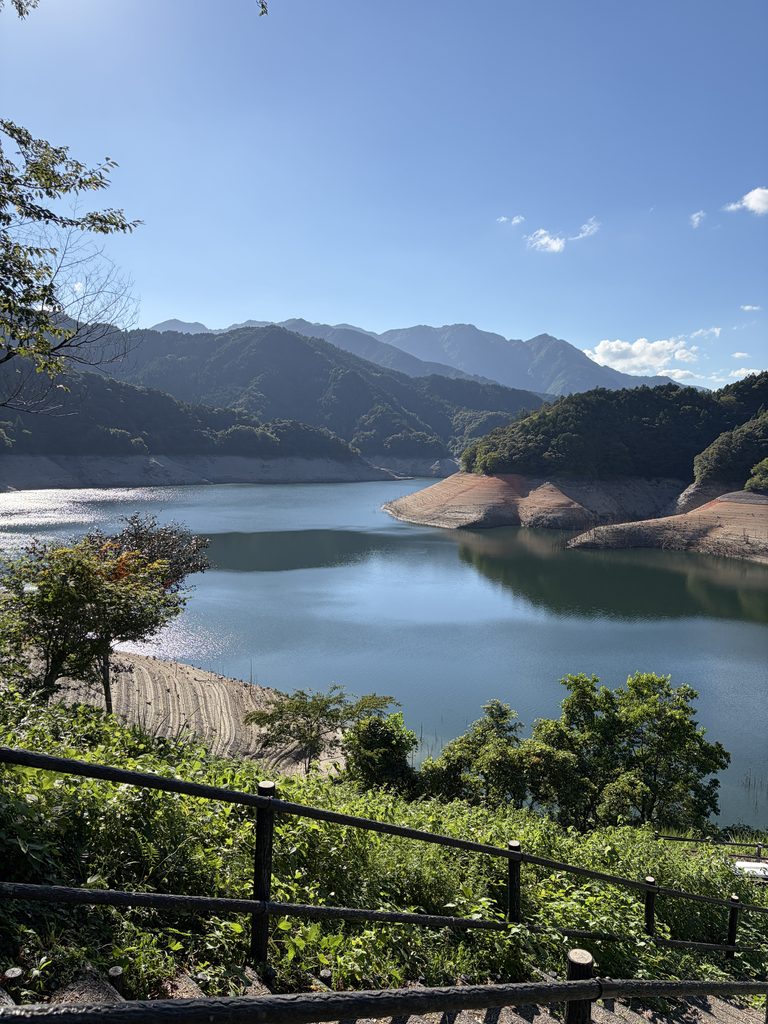 早明浦ダムの斜面に刻まれた水位低下の跡