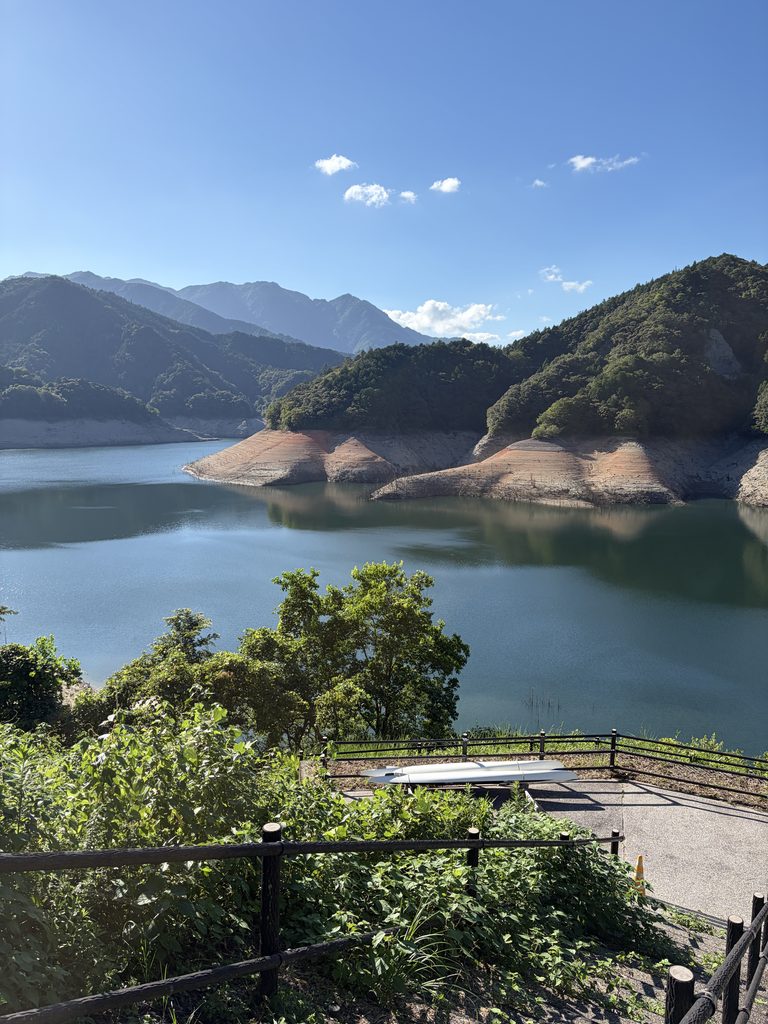 早明浦ダムの渇水で水面上に現れた赤茶色の斜面