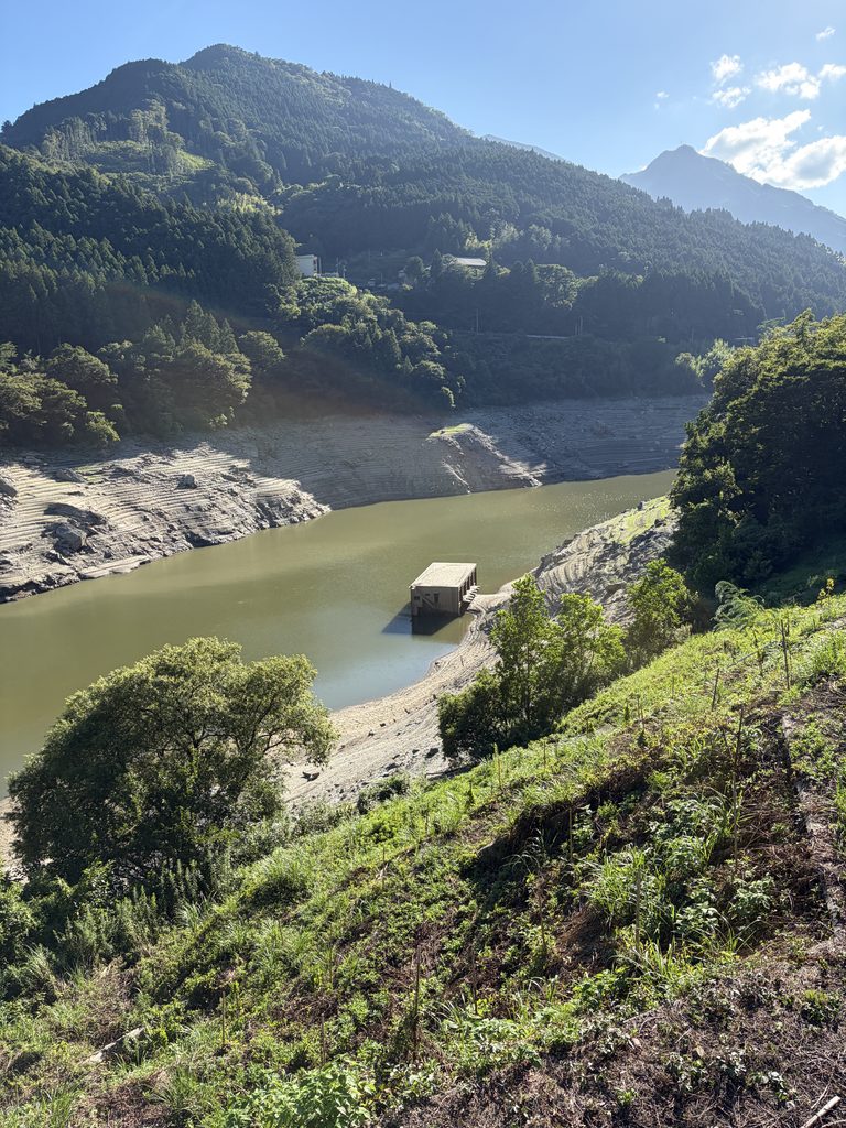 早明浦ダムの湖底に立つ旧大川村役場と周囲の山