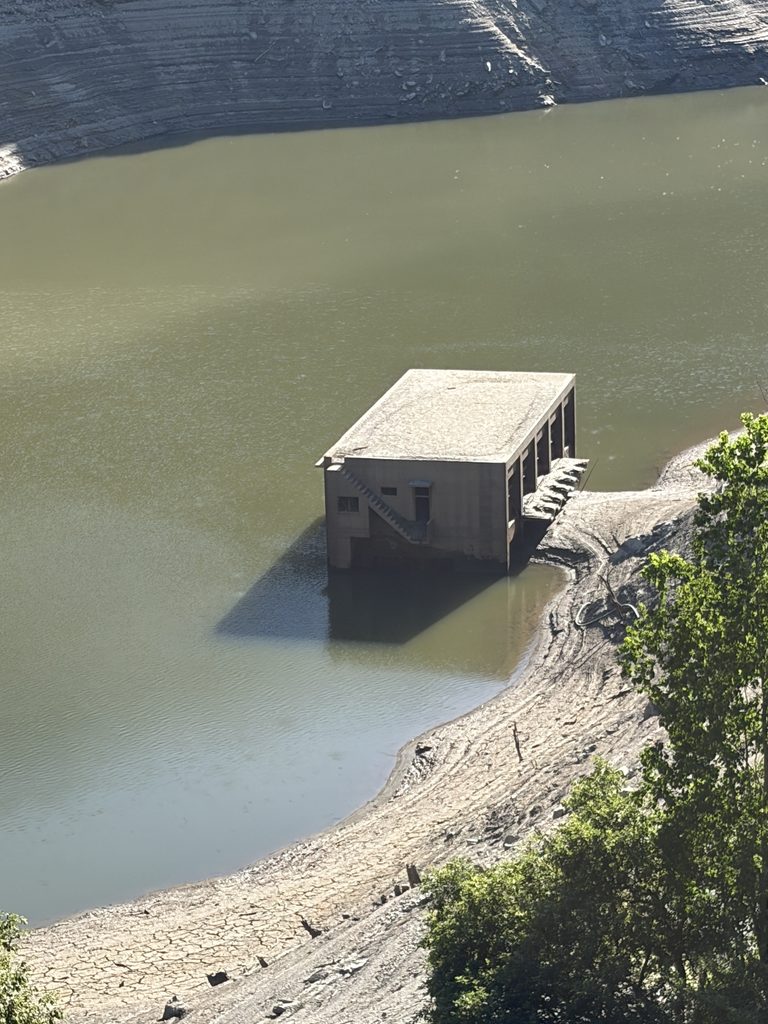 早明浦ダムの渇水で湖底から現れた旧大川村役場の建物